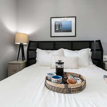 Lovely 2 Bedroom Suite Steps From The Beach Victoria Kültér fotó