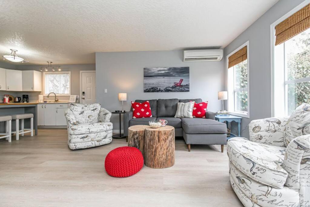 Lovely 2 Bedroom Suite Steps From The Beach Victoria Kültér fotó