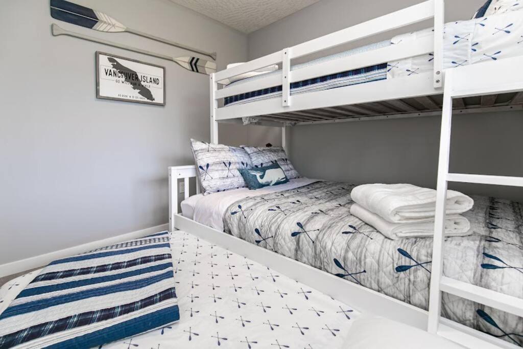 Lovely 2 Bedroom Suite Steps From The Beach Victoria Kültér fotó