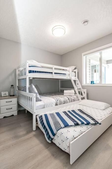 Lovely 2 Bedroom Suite Steps From The Beach Victoria Kültér fotó