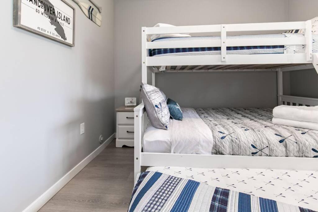 Lovely 2 Bedroom Suite Steps From The Beach Victoria Kültér fotó