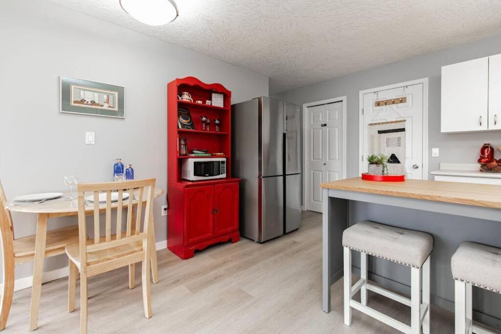 Lovely 2 Bedroom Suite Steps From The Beach Victoria Kültér fotó