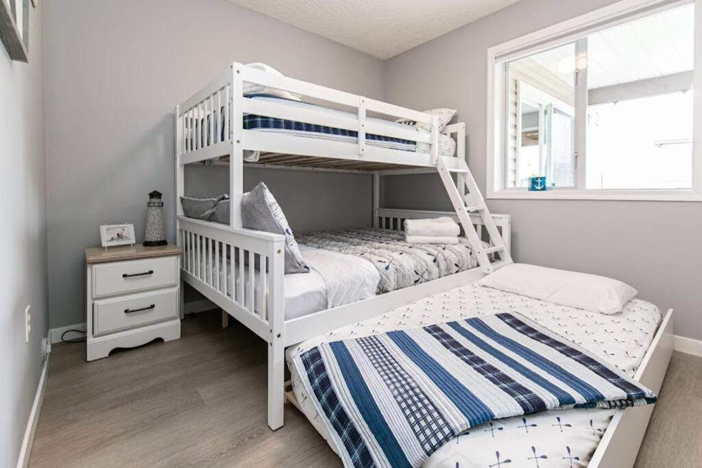 Lovely 2 Bedroom Suite Steps From The Beach Victoria Kültér fotó