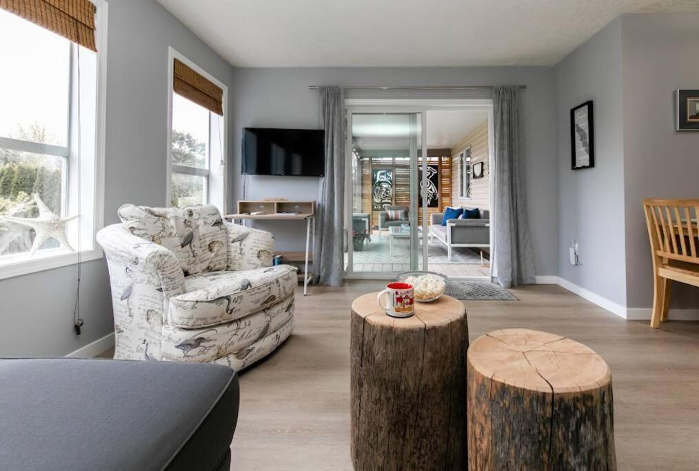 Lovely 2 Bedroom Suite Steps From The Beach Victoria Kültér fotó