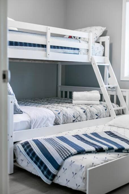 Lovely 2 Bedroom Suite Steps From The Beach Victoria Kültér fotó